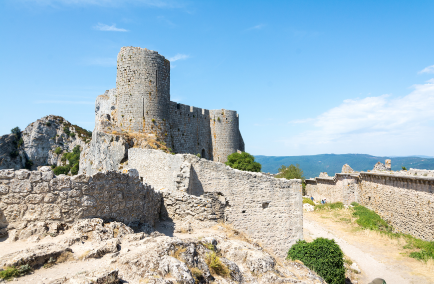 vecteezy_duilhac-sous-peyrepertuse-france-august-16-2016-view-of-the_10204712 1castles